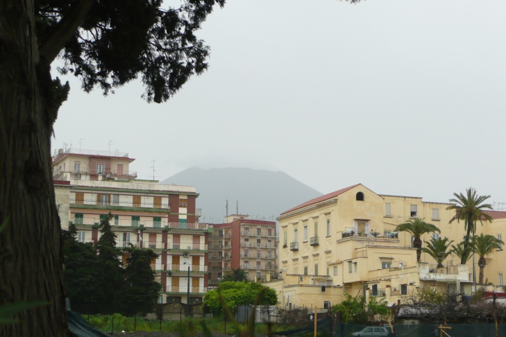 Vesuv mit Regenwolkenhaube